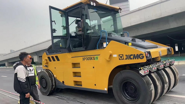 徐工XP305KS國四膠輪壓路機交付駐馬店客戶(hù)