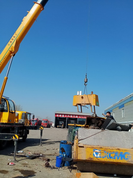 河南路友服務(wù)團隊為客戶(hù)維修壓路機