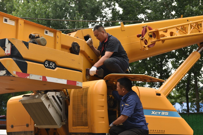 徐工起重機服務(wù)人員正在給客戶(hù)修車(chē)