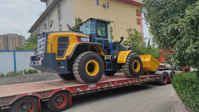 徐工XC968-EV純電動(dòng)裝載機交付鄭州客戶(hù)