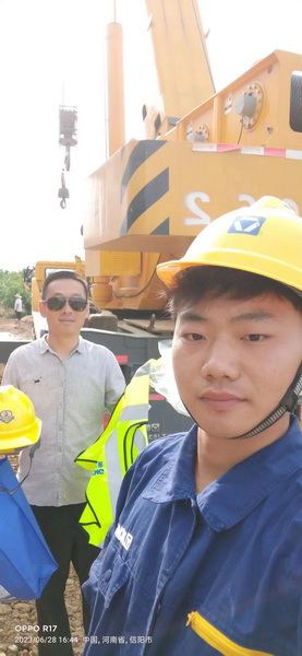 徐工起重服務(wù)人員與客戶(hù)合影