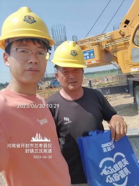 徐工起重服務(wù)人員與客戶(hù)合影