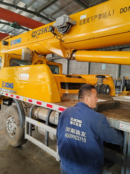 徐工起重機服務(wù)人員為保外客戶(hù)維修吊車(chē)