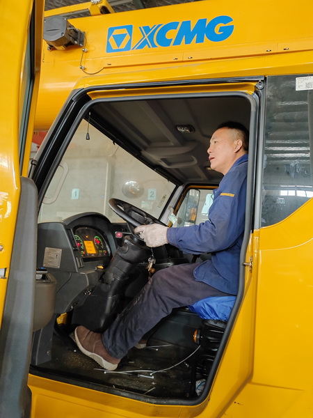 徐工服務(wù)人員董師傅試車(chē)