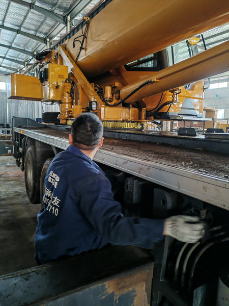 徐工起重機服務(wù)人員為保外客戶(hù)維修吊車(chē)
