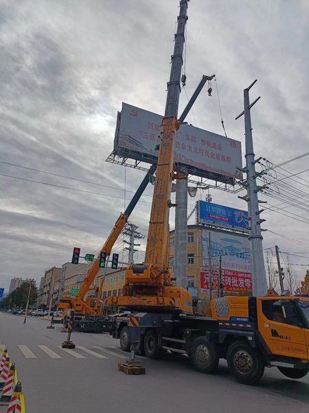 徐工XCT220起重機在河南舞陽(yáng)市迎賓大道吊裝作業(yè)