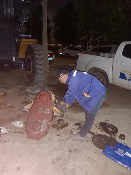 李師傅為客戶(hù)言老板連夜維修壓路機