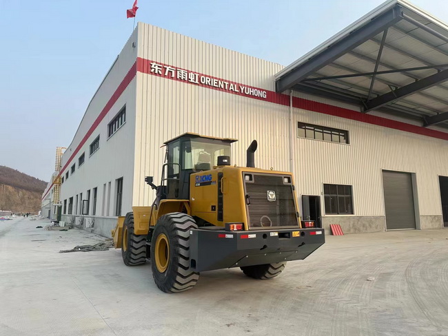 徐工XC956裝載機交付南陽(yáng)東方雨虹建材公司