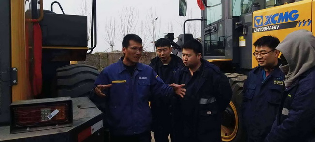 河南路友徐工服務(wù)工程師王師傅正在認真地為客戶(hù)做培訓