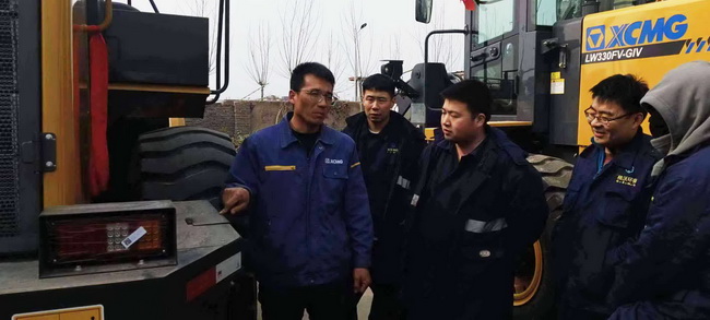 河南路友徐工服務(wù)工程師王師傅正在認真地為客戶(hù)做培訓