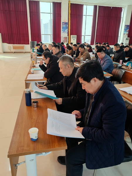 河南省范蠡商文化促進(jìn)會(huì )會(huì )員們認真審議