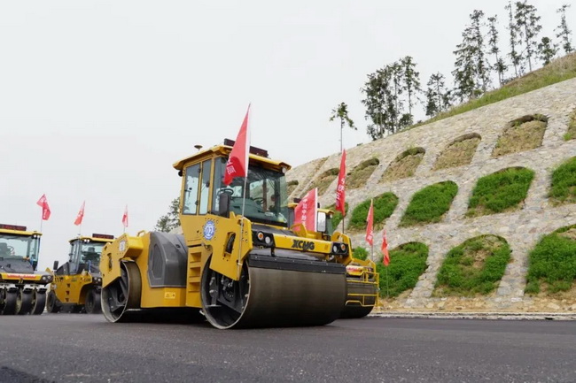 徐工無(wú)人駕駛壓路機