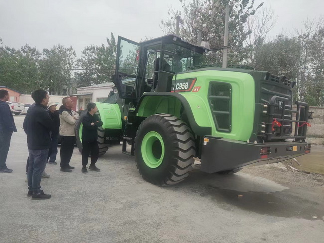 徐工XC958-EV純電動(dòng)裝載機交付柘城縣金鼎建材公司