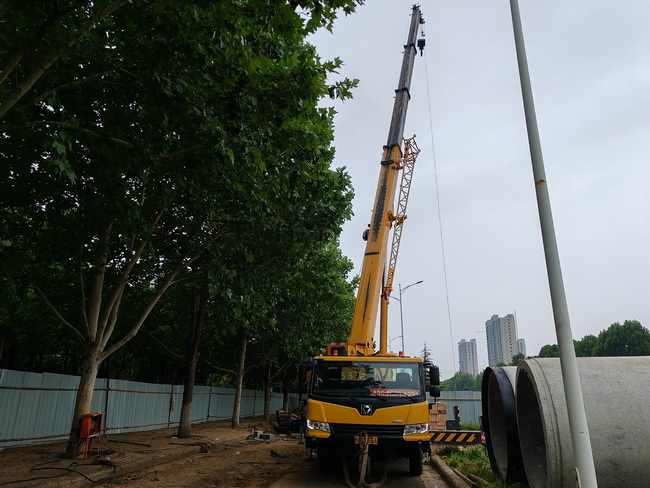 徐工25噸起重機助力滎陽(yáng)市城市民生建設工程